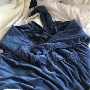 HUGE comfy sweatshirt/blanket 😂